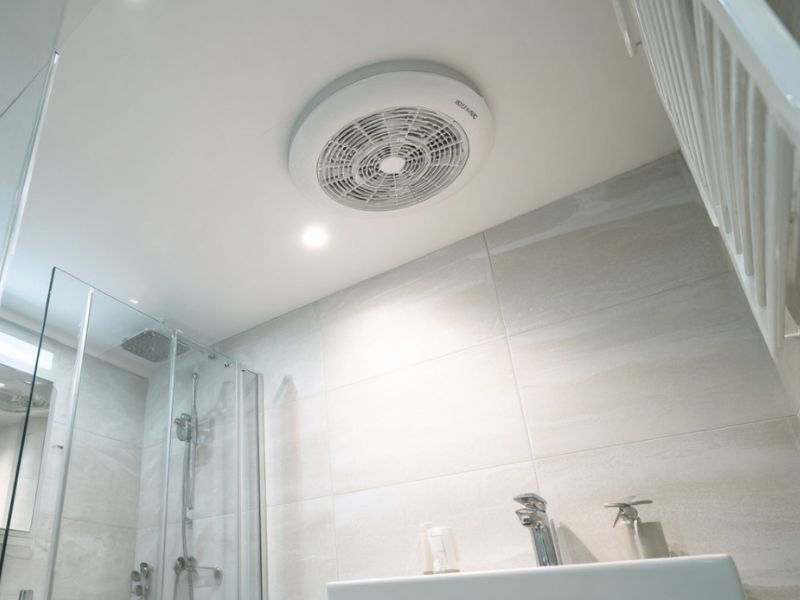 Prikaz ventilatora u malom kupatilu u kući